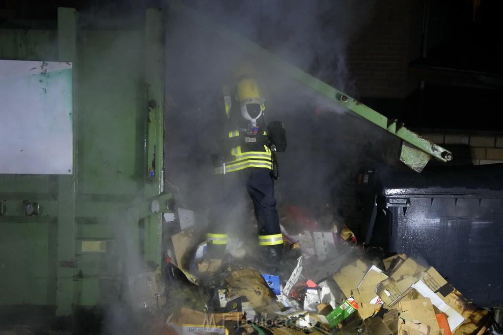 Feuer Papp Presscontainer Koeln Hoehenberg Bochumerstr P302.JPG - Miklos Laubert